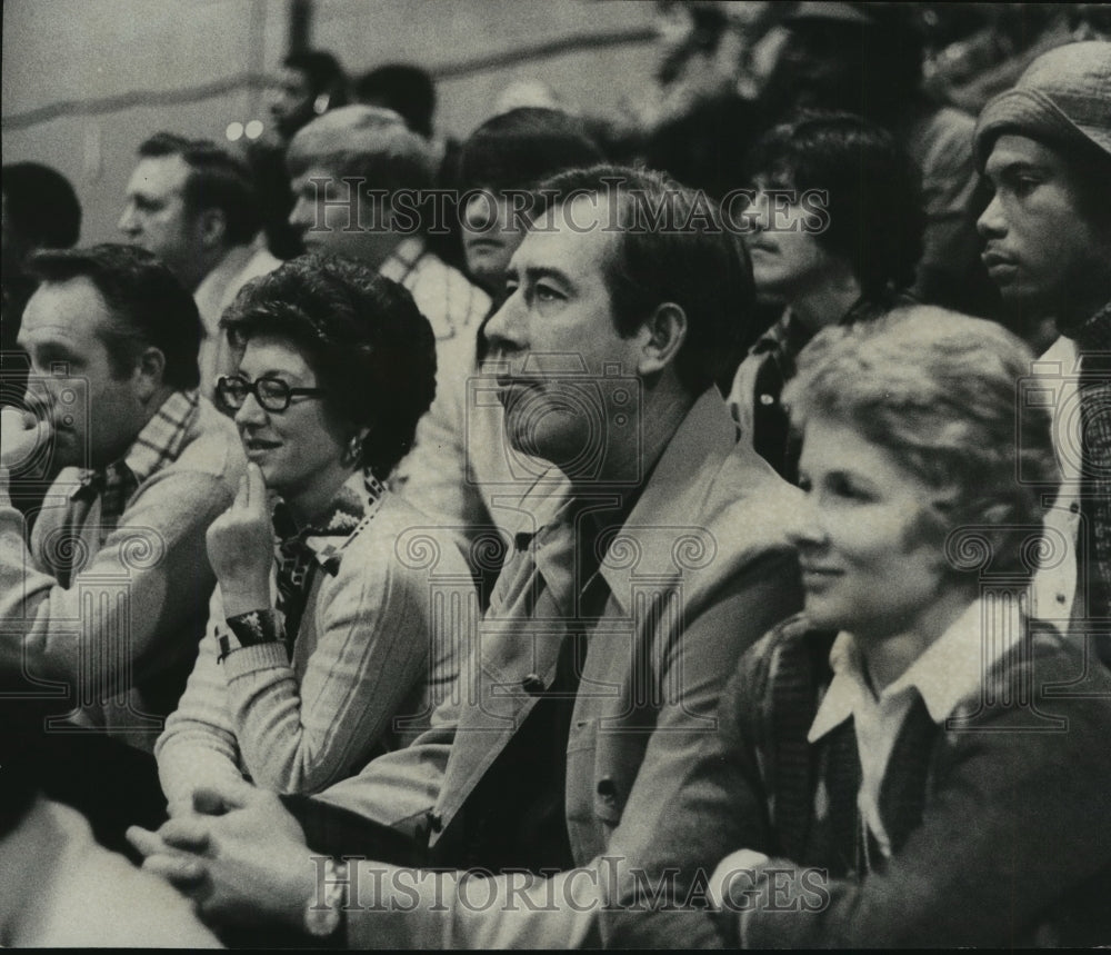 1976 Press Photo Alabama Coaches John Bostick, C. M. Newton at Basketball Game - Historic Images