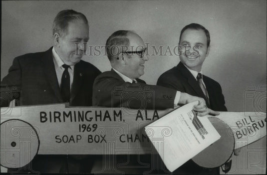 1970 Press Photo Jefferson County Soap Box Derby Officials with Bill Burrus sign- Historic Images