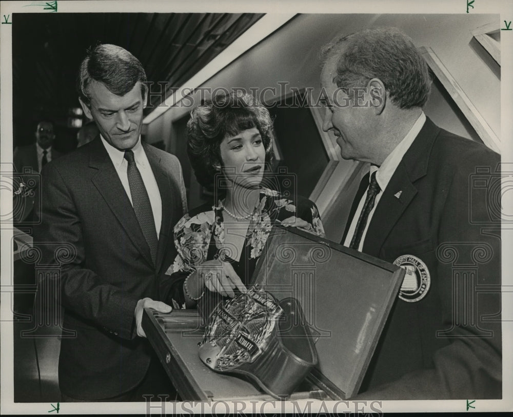 1985 Rose Stabler presents belt to AmSouth's Michael Gyurko - Historic Images