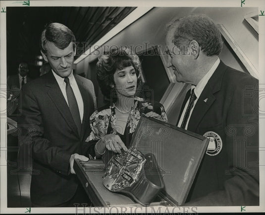 1985 Rose Stabler presents belt to AmSouth's Michael Gyurko - Historic Images
