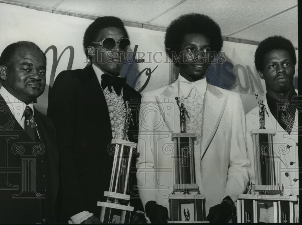 1976 Press Photo E. O. Turner with winners Phil Gray, Donell Wilson, Other - Historic Images