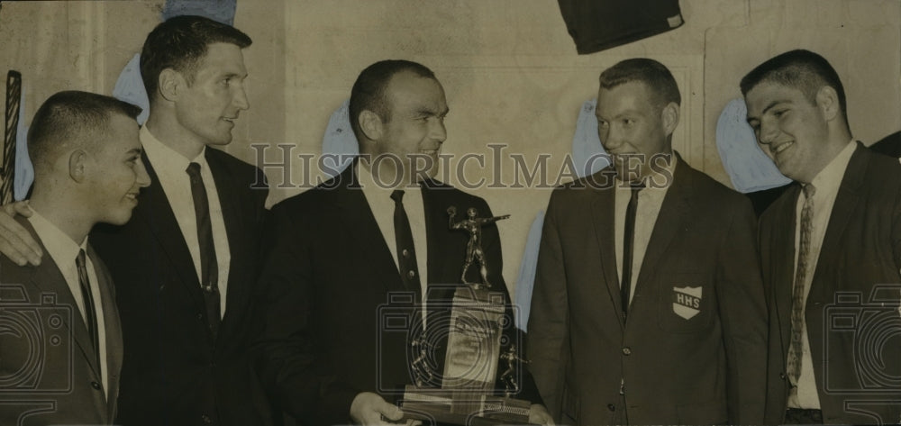 1962 Press Photo Football Coach Herman Scott &amp; his players accept trophy - Historic Images