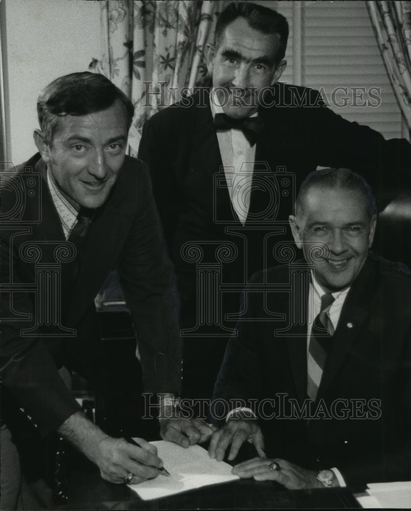 1972 Press Photo Basketball Coach Ron Harris of Samford University signs paper - Historic Images