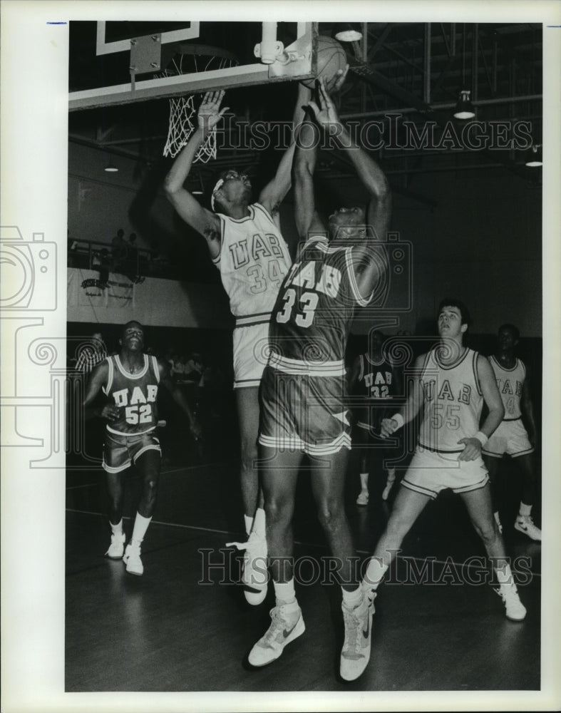 1985 Press Photo University of Alabama Birmingham Basketball Players in Game - Historic Images