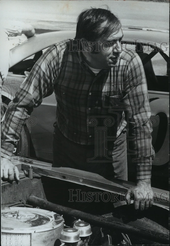 1974 Press Photo Jerry Lawley, racecar driver, works on car - abns06493 - Historic Images