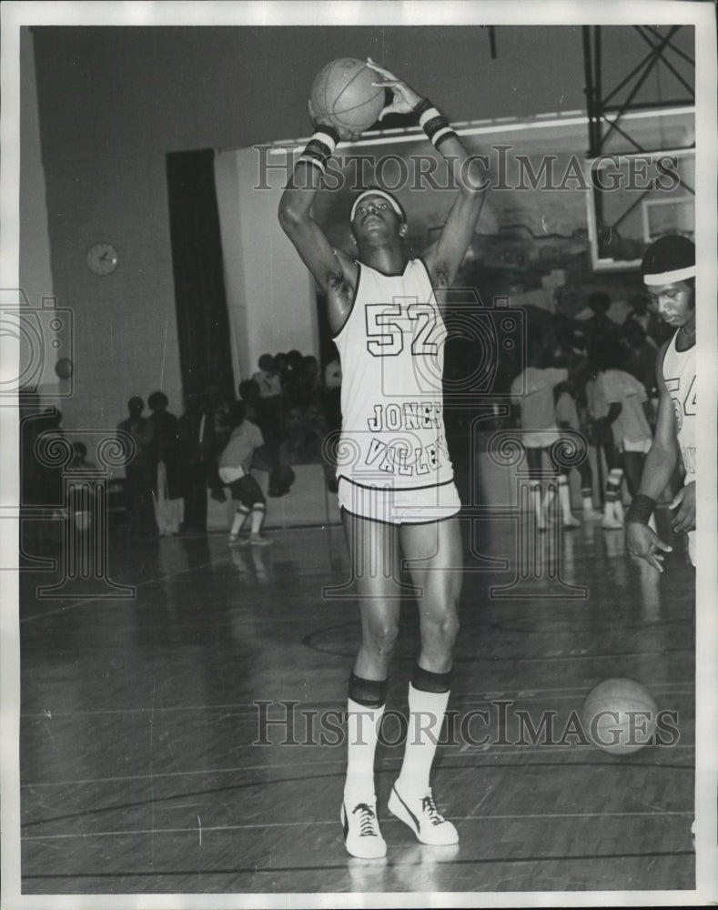 1977 Norman Anchrum Basketball Player - Historic Images