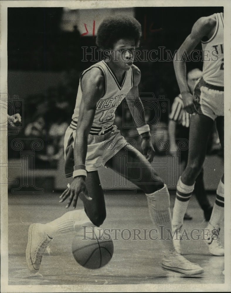 1978 Press Photo Michael Anderson with basketball during game - abns06543 - Historic Images