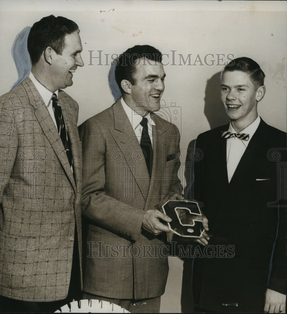 1954 Press Photo Carroll High Coach Tom Banks with Joe James at football banquet - Historic Images