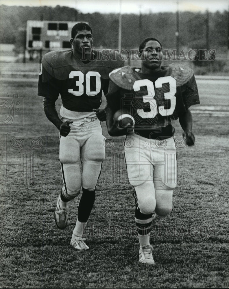 1982 Press Photo Arthur Johnson and Demetrius Threatt on football field, Alabama- Historic Images