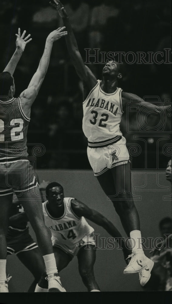 1986 Buck Johnson, Alabama basketball player, shooting ball - Historic Images