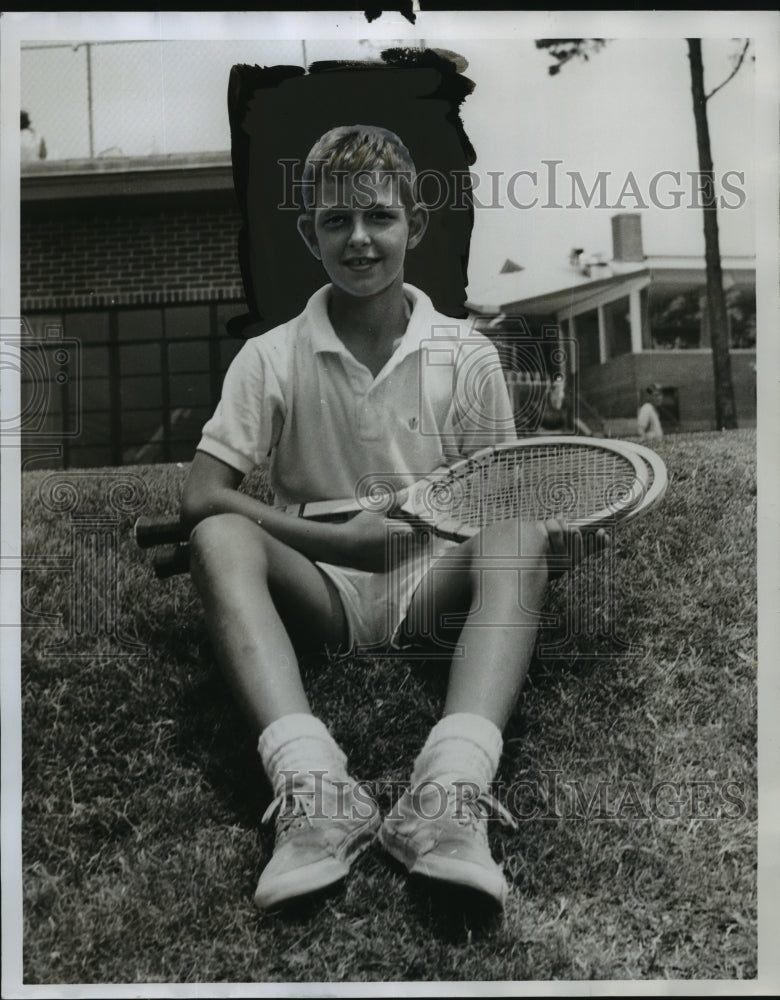 1967 Press Photo Neil Tyson, tennis player, sitting on ground with tennis racket- Historic Images