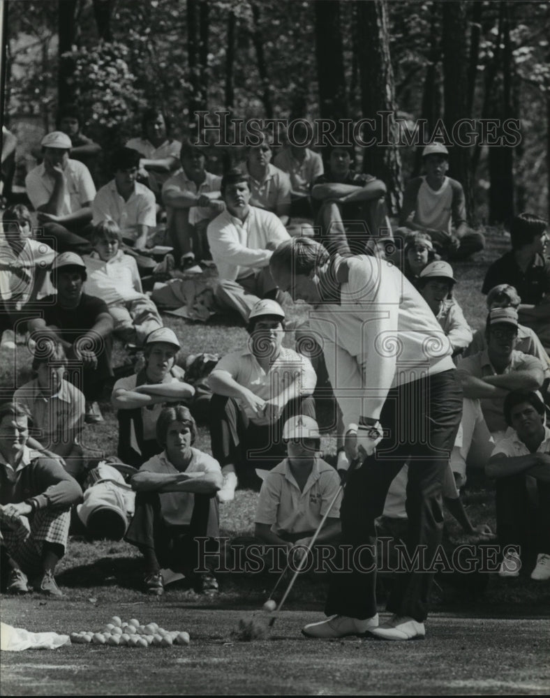 1982 Press Photo Golfer Jerry Pate demonstrates his stroke to the audience- Historic Images