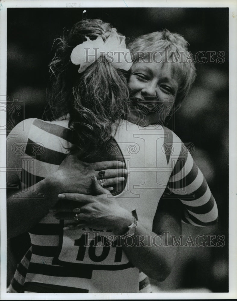 1991 Press Photo Alabama Coach Sarah Patterson hugs Gina Basile after winning - Historic Images