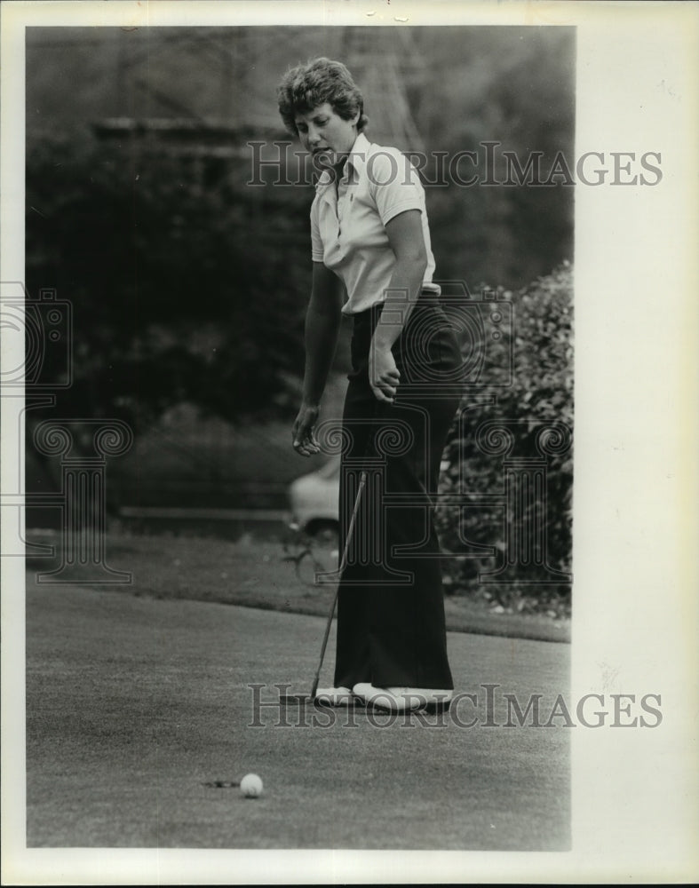 1981 Golfer Patty Sheehan, practices putt slides by cup - Historic Images