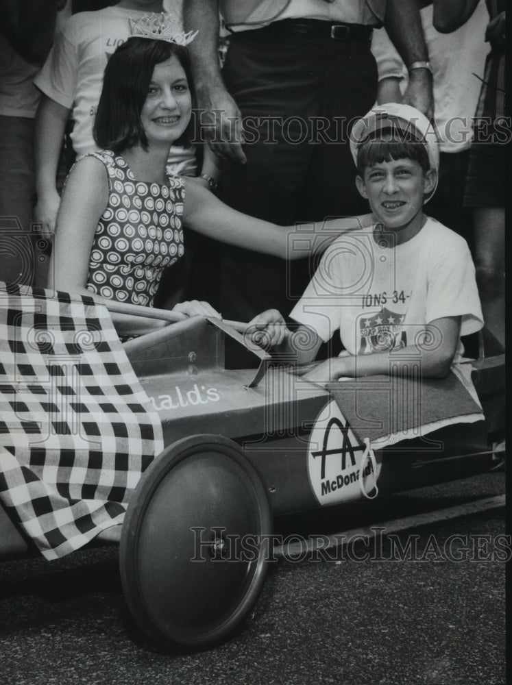 1970 Press Photo SBessemer Soap Box racer Mike Culwell with Queen Sue Hawkins- Historic Images