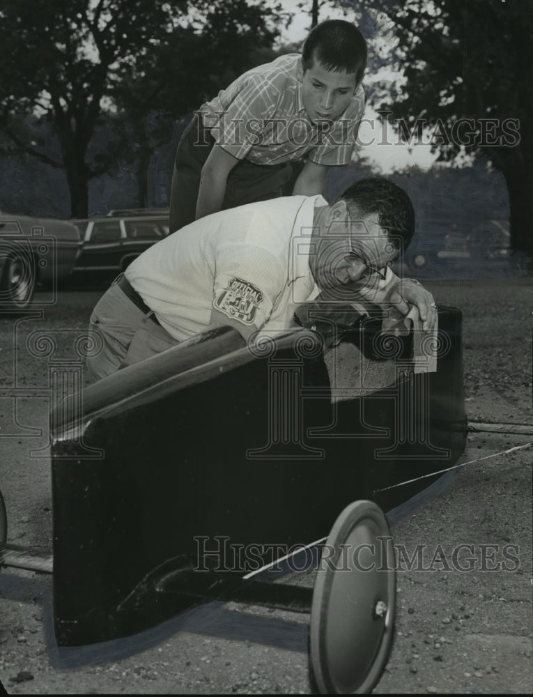 1968 Cecil Willetts helps Soap Derby racer Jim Brown - Historic Images