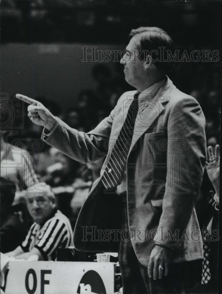 1978 Coach C. M. Newton at basketball game - Historic Images