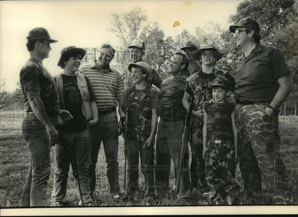 1986 Press Photo Attorney David Barber and Judge Wayne Thorn with young hunters - Historic Images