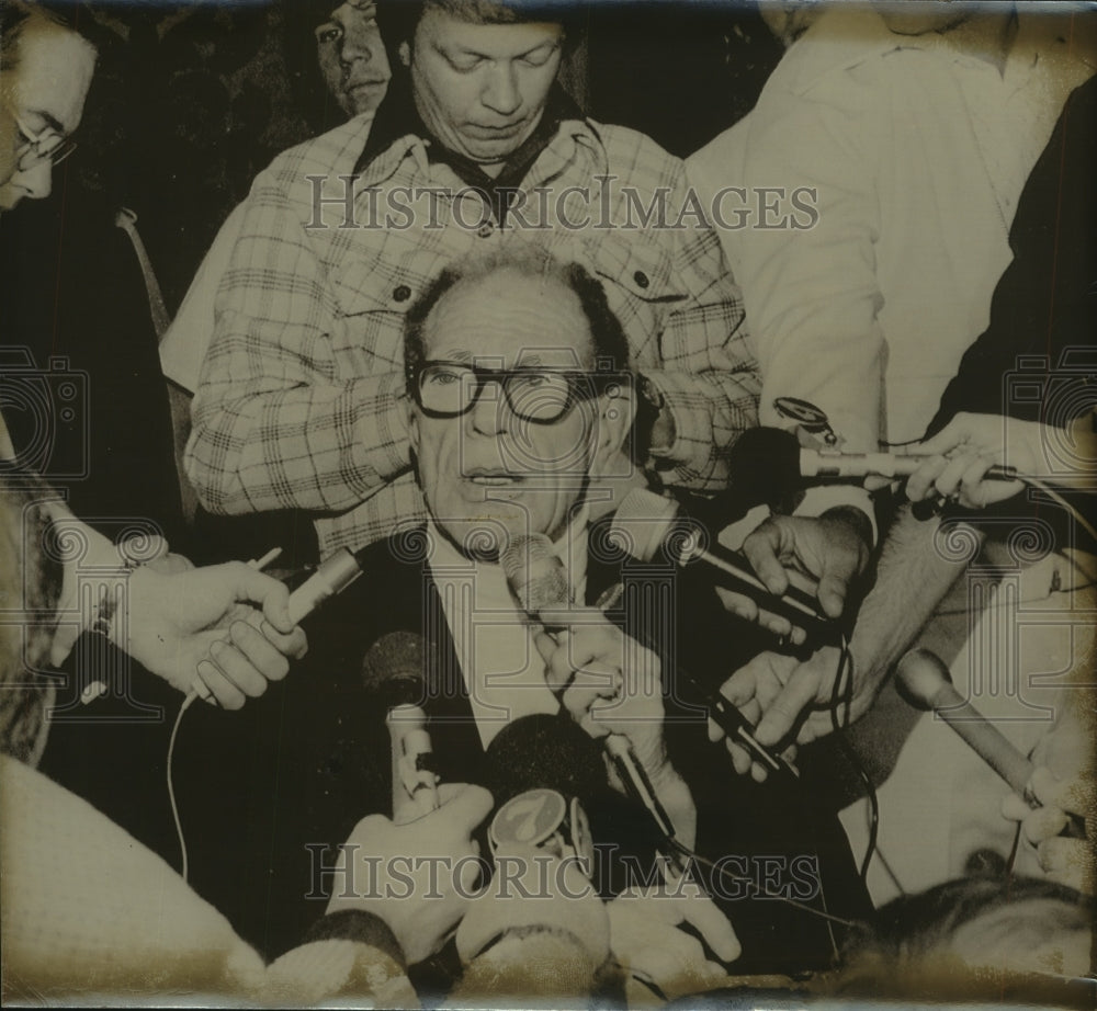 1975 Press Photo Bill Vleck, new owner of the Chicago White Sox, meets the press - Historic Images