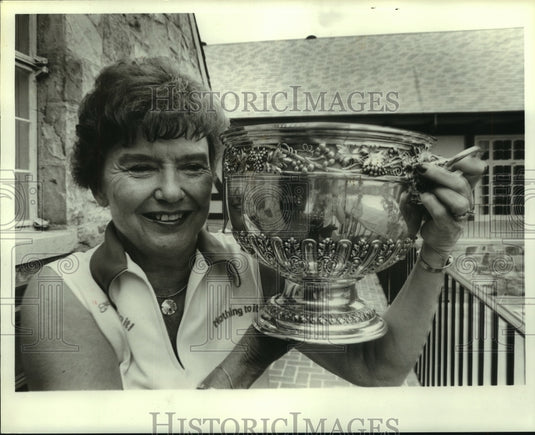 1980 Press Photo Mrs. Dudley Watkins of Vestavia Country Club with Golf Trophy- Historic Images