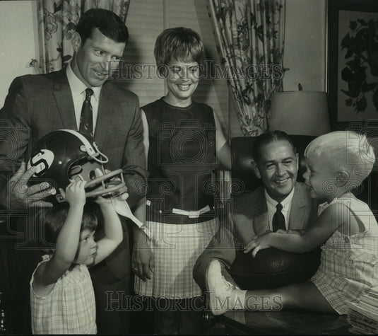 1969 Press Photo Mr. and Mrs. Wayne Grubb, and family with University President- Historic Images