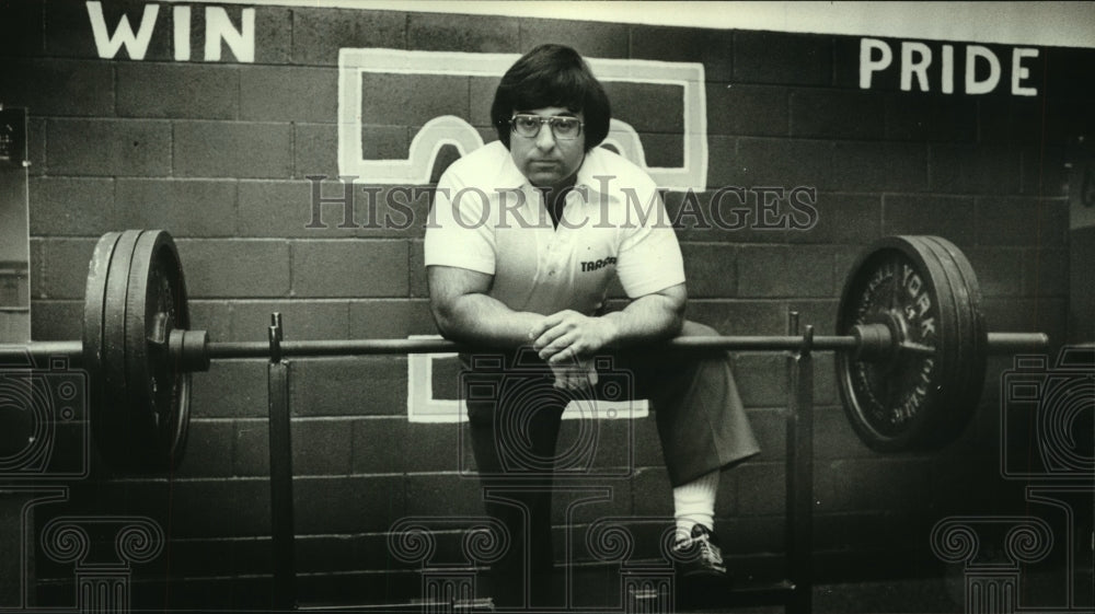 1979 Press Photo Weight lifter and Tarrant Jim Vakakes in gym - abns07420- Historic Images