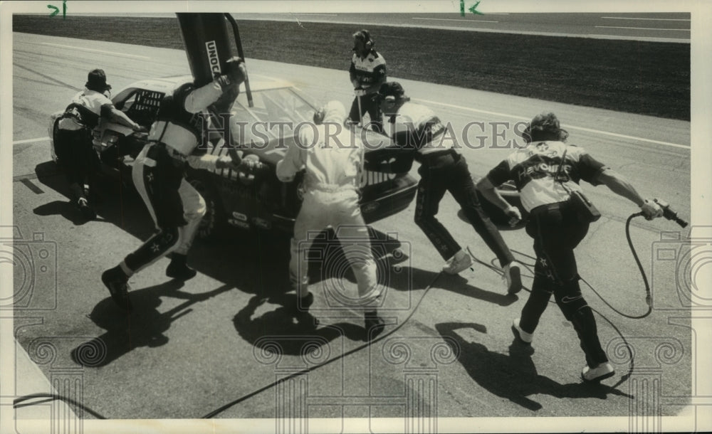 1989 Press Photo Crew works on Davey Allisons car on last pit stop, Winston 500 - Historic Images