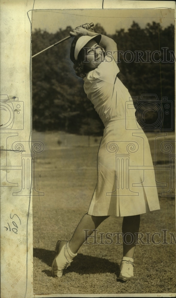 1941 Golfer Mrs. Chester Zahn swings golf club - Historic Images