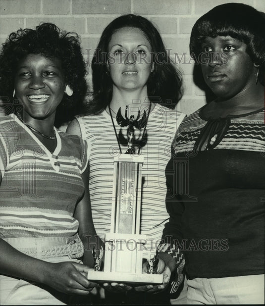 1977 Press Photo West End High Liz Wintter and players with soccer trophy- Historic Images