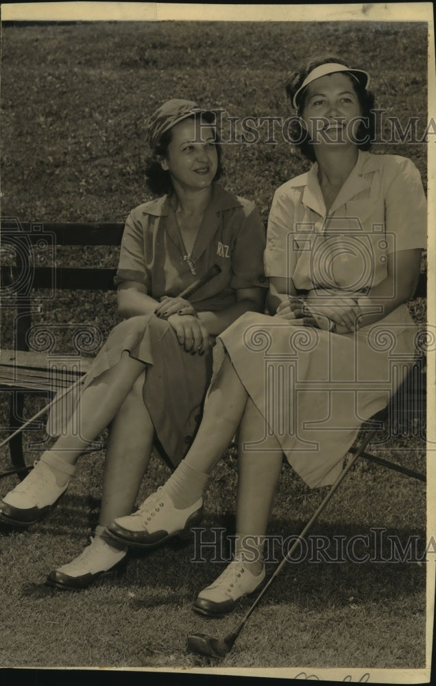 1947 Press Photo Mrs. Chester Zahn and Mrs. Gordon Miller, Golfers, Sports - Historic Images