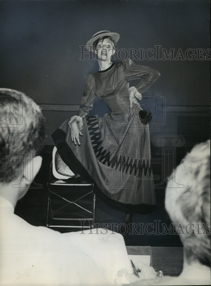 1965 Press Photo 1965 Miss Alabama Contestant Lyn Spotswood Performs Comedy - Historic Images