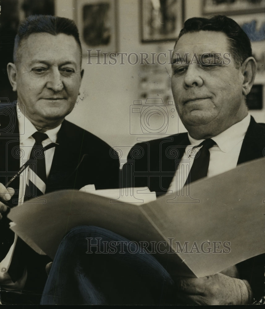 1966 Press Photo Ralph &quot;Shug&quot; Jordan,  Auburn University Coach, and Ralph Brown - Historic Images