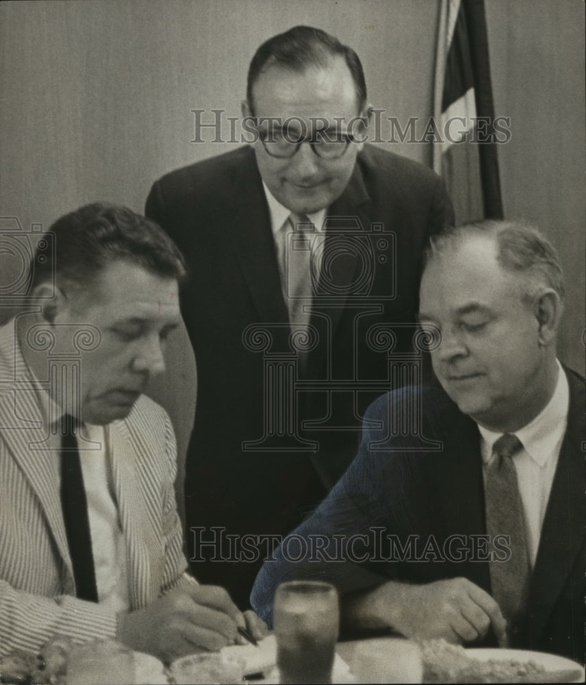 1965 Press Photo Coach Ralph Jordan Speaks to Kiwanis Club in Bessemer, Ala. - Historic Images