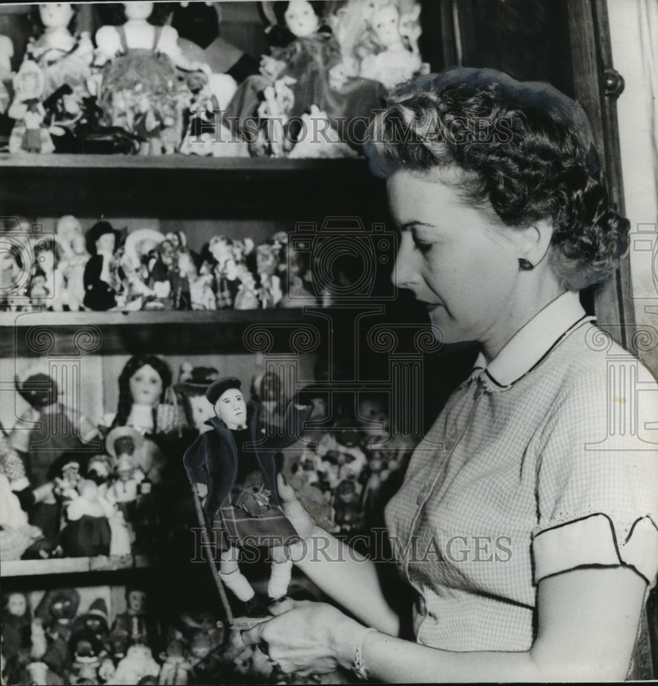 1958 Press Photo Football Coach&#39;s Paul Bryant&#39;s Wife with Hundreds of Dolls - Historic Images