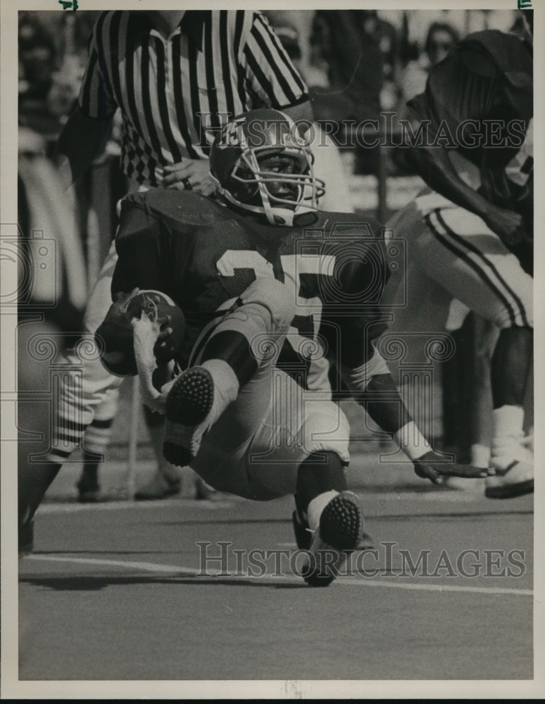1986 Press Photo Kerry Goode, Playing for University of Alabama, is Knocked Down - Historic Images