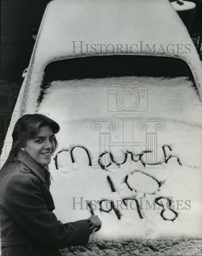 1978 Press Photo Kathy Shannon of Center Point Writes the Date in the Snow-Historic Images