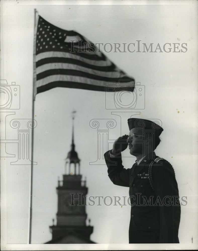 1977 Press Photo Saluting Flag in Veteran's Day Parade in Birmingham, Alabama-Historic Images