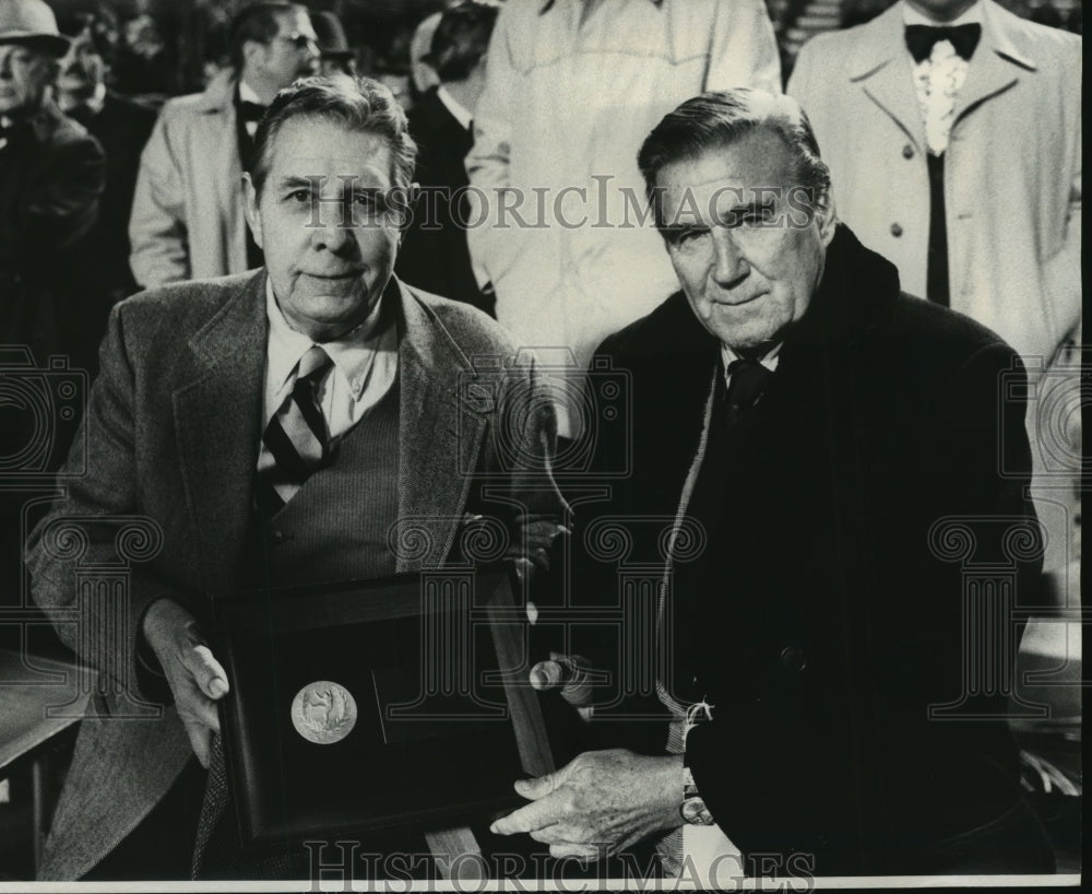 1977 Press Photo Auburn Football Coach Ralph Jordan Receives Award - Historic Images