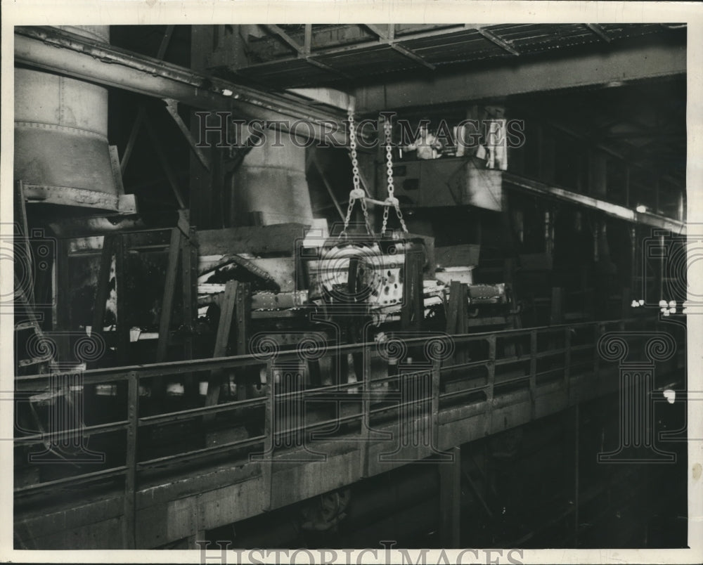 1939 Press Photo Alabama-Birmingham-Man operates lift at Cast Iron Pipe Company.-Historic Images