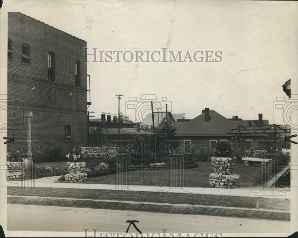 Press Photo Alabama-Birmingham-Fire station #8 and garden at 4100 10th Avenue.-Historic Images