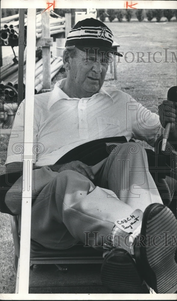 1977 Press Photo Alabama Coach Paul &quot;Bear&quot; Bryant relaxed. - Historic Images