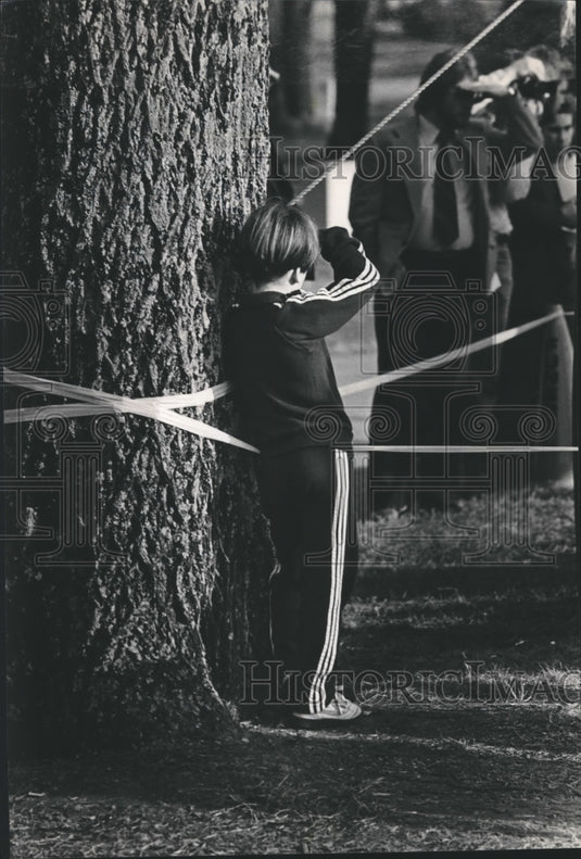 1983 Press Photo Alabama-Young fan appears to give final salute to "Bear" Bryant - Historic Images