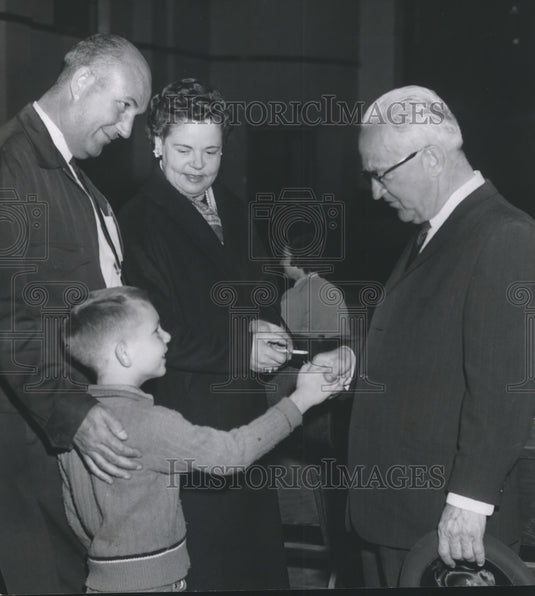 1962 Press Photo Alabama-Eugene Connor at Bessmer, campaigning with residents. - Historic Images