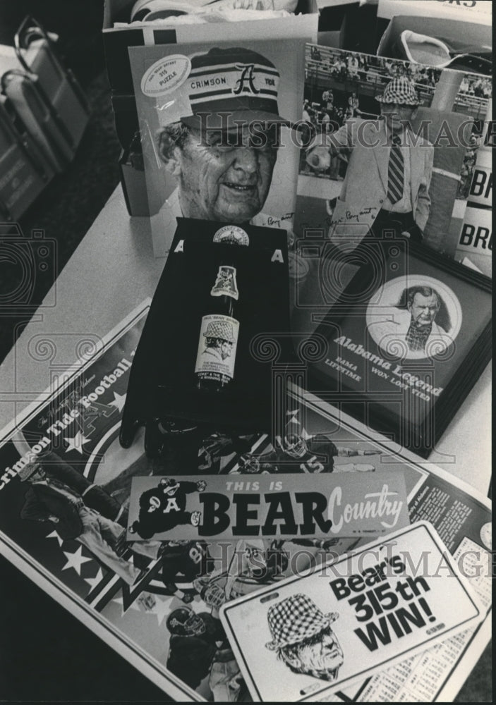 1982 Press Photo Alabama- Paul &quot;Bear&quot; Bryant souvenirs - abnx02777- Historic Images