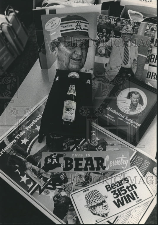 1982 Press Photo Alabama- Paul "Bear" Bryant souvenirs - abnx02777- Historic Images
