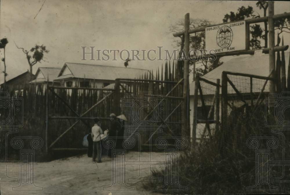 1967 Press Photo Dr. James Turpin, Staff at Hospital in Dampao, Vietnam War - Historic Images