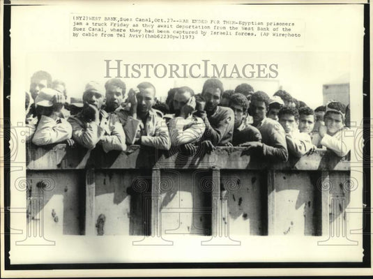 1973 Press Photo Egyptian Prisoners in Israeli Truck in West Bank at Suez Canal - Historic Images