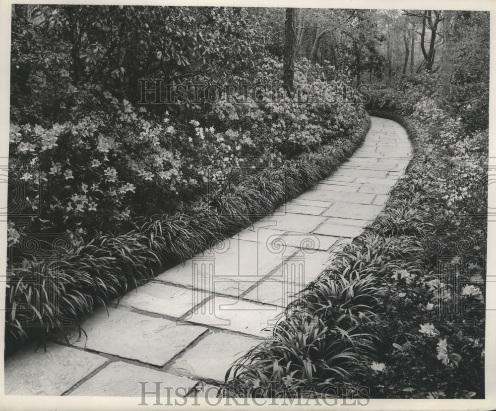1948 Press Photo Bellingrath Gardens Footpath in Mobile, Alabama - Historic Images