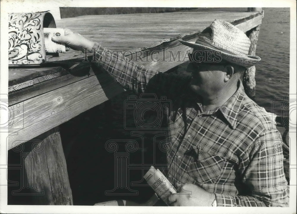 1975 Press Photo Mailman in Magnolia Springs, Alabama - Historic Images