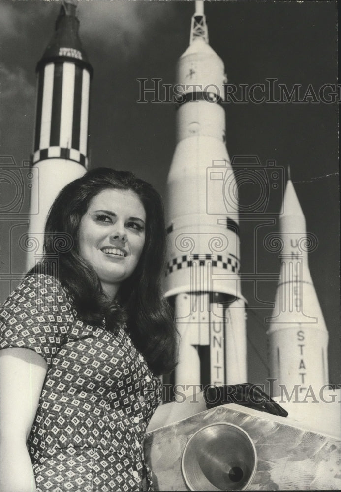 1972 Press Photo Alabama &quot;Maid of Cotton&quot; Queen Brenda Kiker with space vehicles - Historic Images